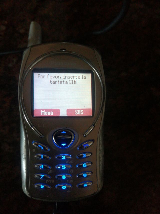 Móvil Panasonic con cargador