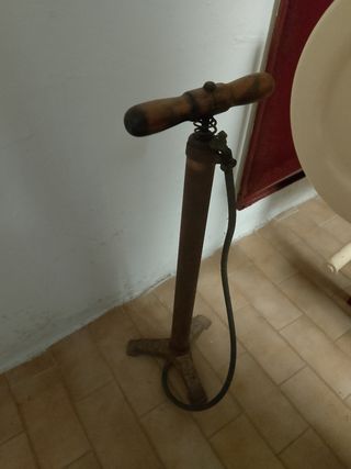 Vecchia pompa da bicicletta