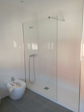 • Instalación de mamparas de baño