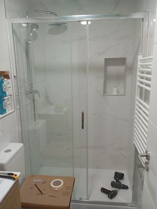 • Instalación de mamparas de baño