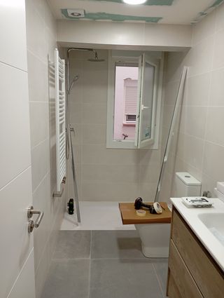 • Instalación de mamparas de baño