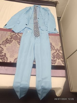 Traje chaqueta pantalón chaleco y corba