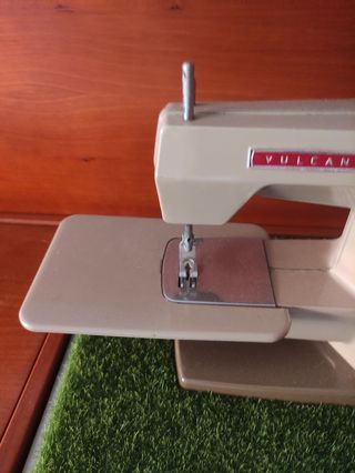 ANTIGUA MÁQUINA DE COSER DE JUGUETE VULCAN