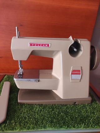 ANTIGUA MÁQUINA DE COSER DE JUGUETE VULCAN