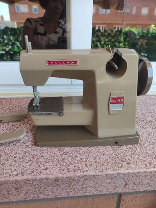 ANTIGUA MÁQUINA DE COSER DE JUGUETE VULCAN