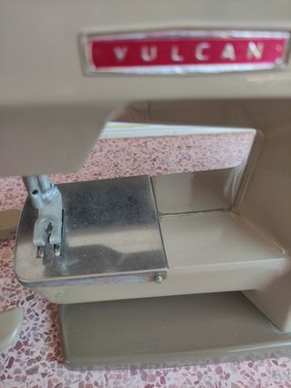 ANTIGUA MÁQUINA DE COSER DE JUGUETE VULCAN