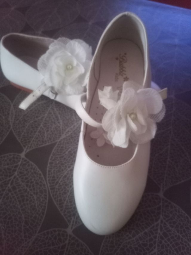 Zapatos blancos de niña