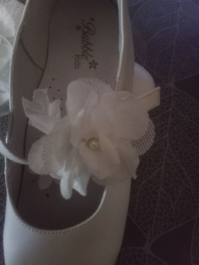 Zapatos blancos de niña