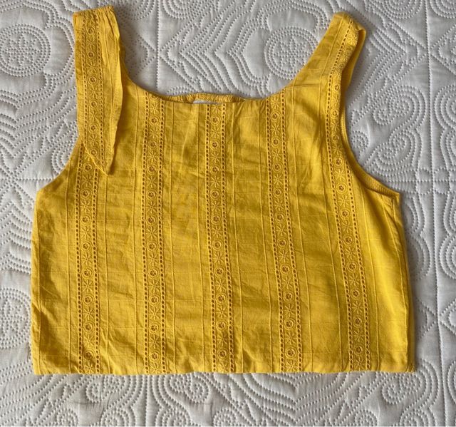 Top bordado amarillo
