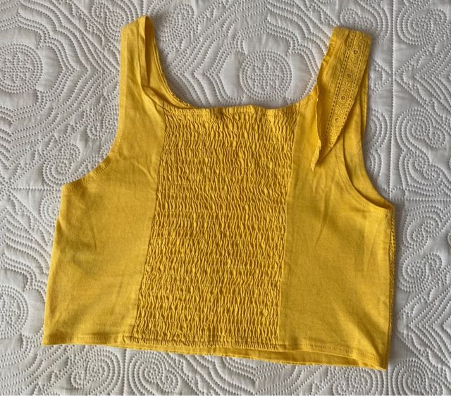 Top bordado amarillo