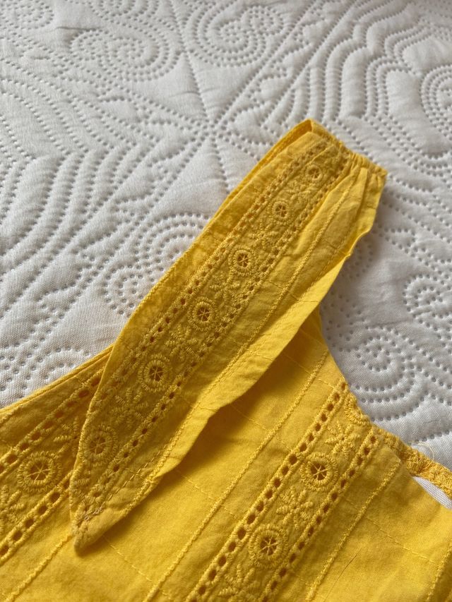 Top bordado amarillo