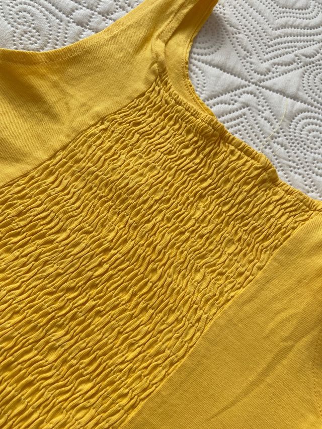 Top bordado amarillo