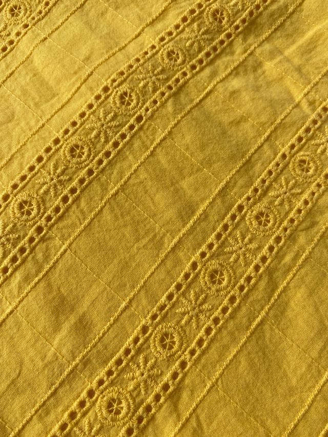 Top bordado amarillo