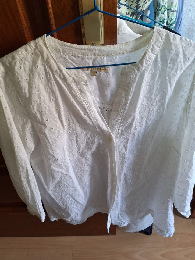 Camisa de bordado suizo