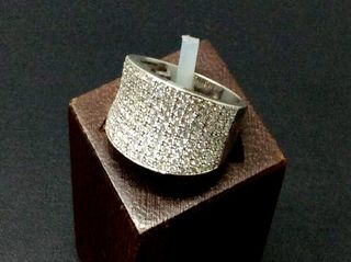 Anillo de oro con diamantes 