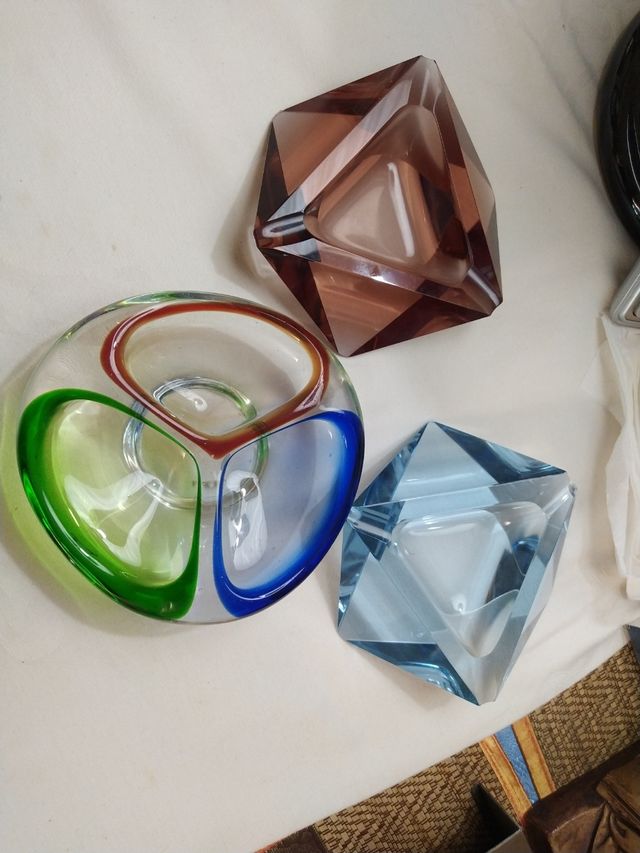 Tres ceniceros de cristal
