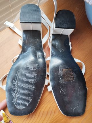 Sandalias blancas T 38 con tacón 