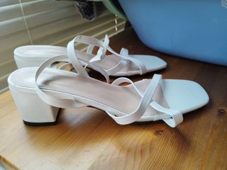 Sandalias blancas T 38 con tacón 