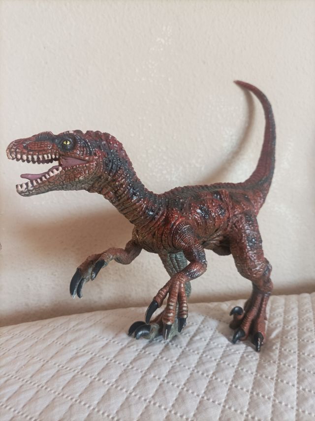 Carnotauro y Velociraptor de juguete