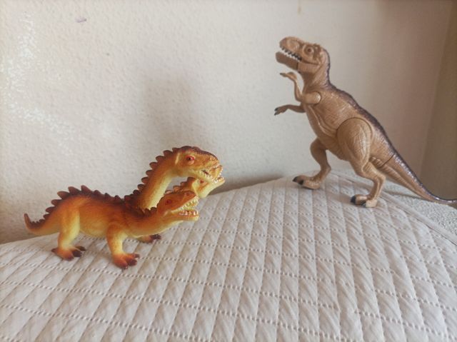 Pareja de dinosaurios de juguetes