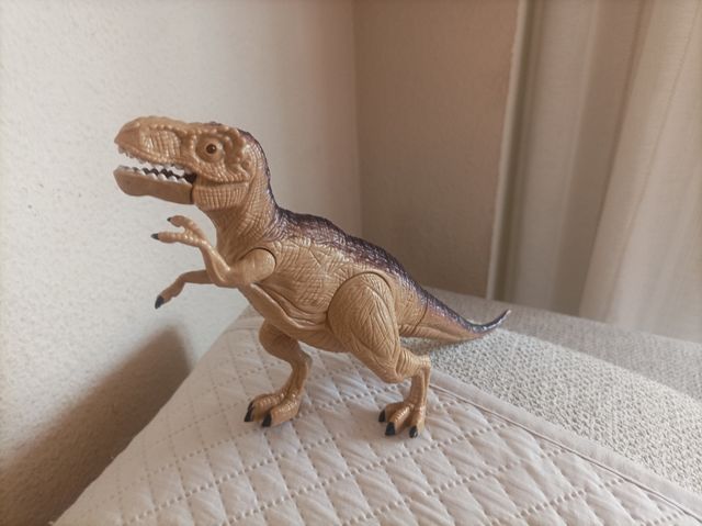 Pareja de dinosaurios de juguetes