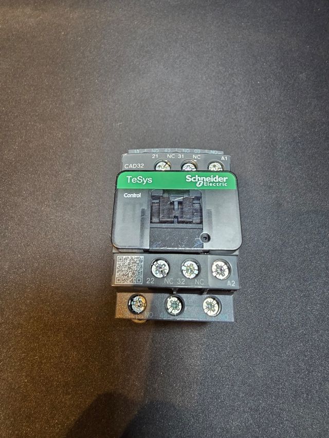 Contactor Schneider CAD32P7 NUEVO