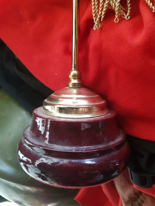 ANTIGUA BANDERA DE SOBREMESA BORDADA