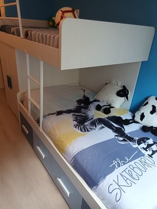Habitación juvenil en perfecto estado.