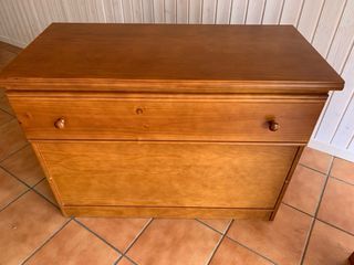 Estantería y baul para habitación.