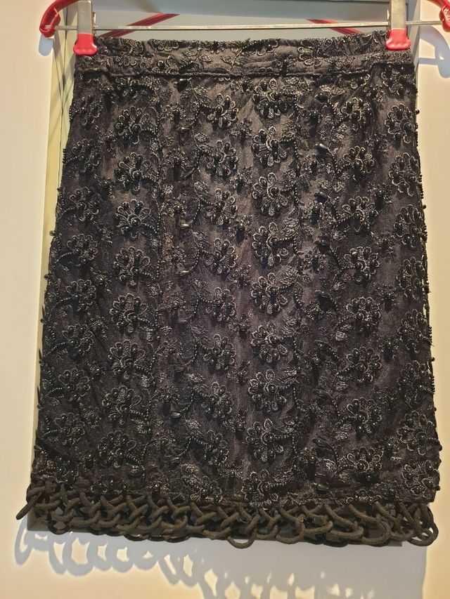 Falda de organza con apliques de perlas.