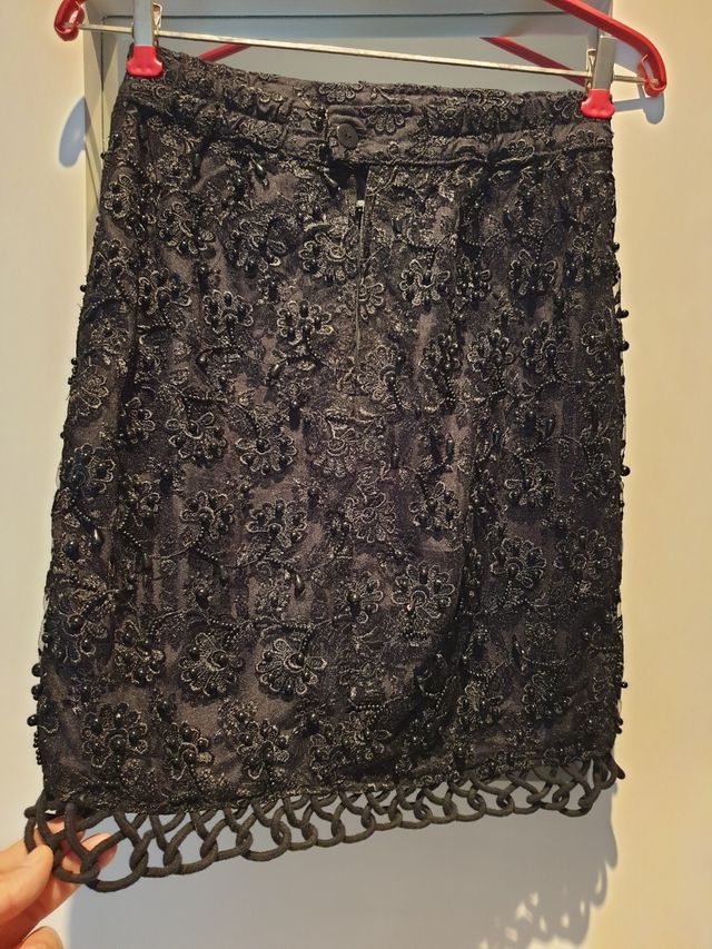 Falda de organza con apliques de perlas.