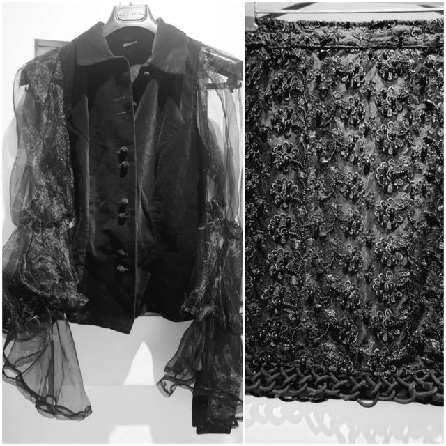 Falda de organza con apliques de perlas.