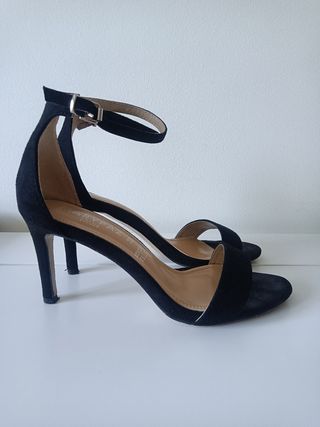 Sandalias negras de tira clásica ante 