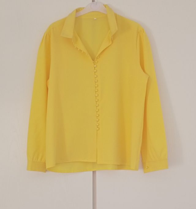 Camisa amarilla con botones pequeños REBAJADO