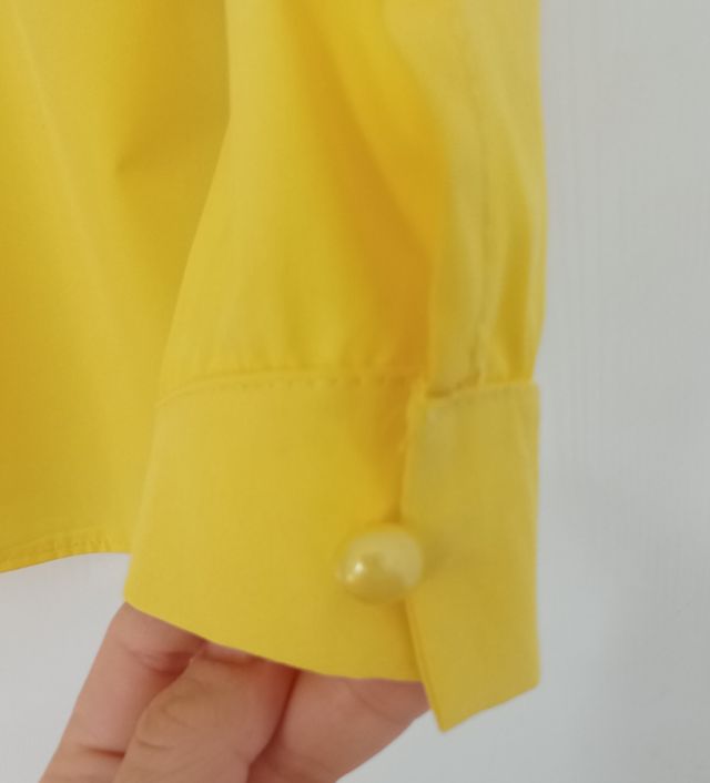 Camisa amarilla con botones pequeños REBAJADO