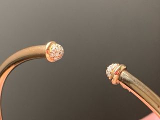 Pulsera de oro rosa con brillantes en las puntas