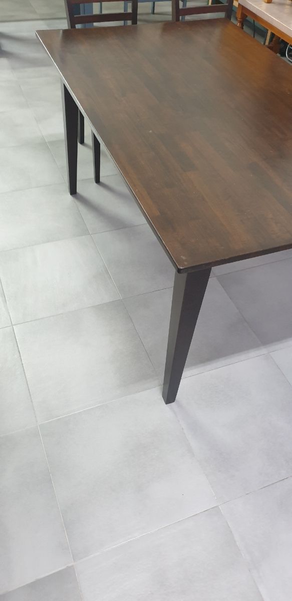 Vendo mesa y 2 sillas