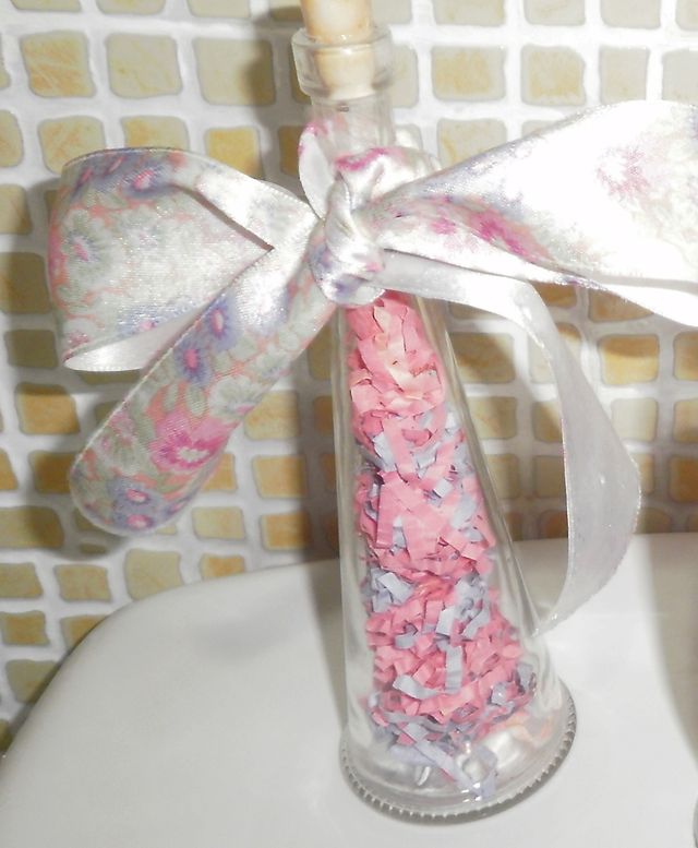 BOTELLITA VIDRIO CON DECORACIÓN Y LAZO ESTAMPADO