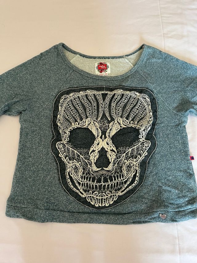 Camisola com aplicacao de renda com caveira
