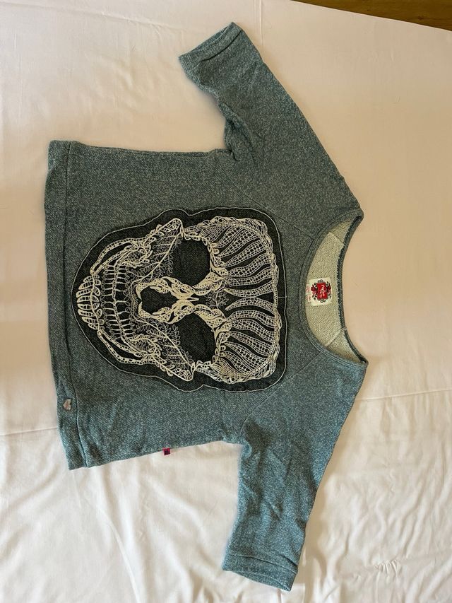 Camisola com aplicacao de renda com caveira