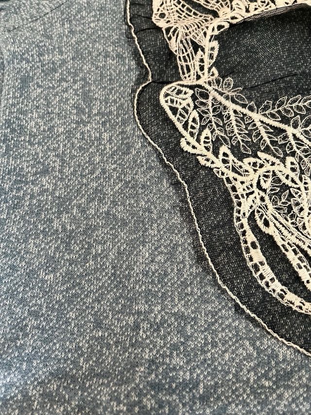 Camisola com aplicacao de renda com caveira