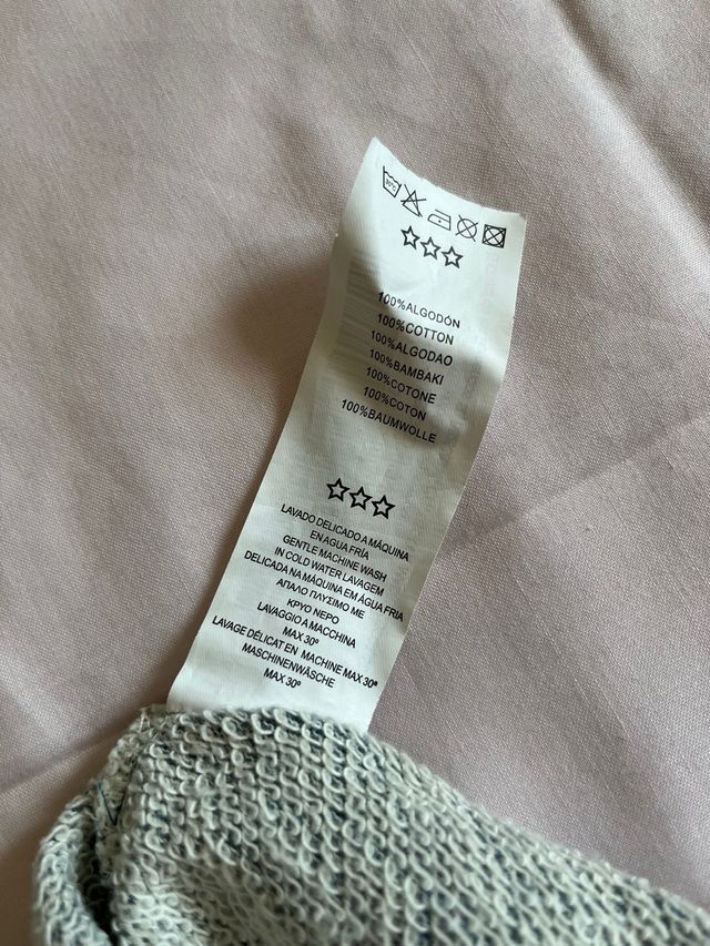 Camisola com aplicacao de renda com caveira