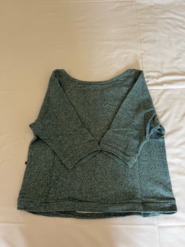 Camisola com aplicacao de renda com caveira