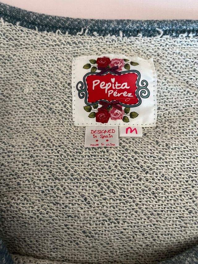 Camisola com aplicacao de renda com caveira