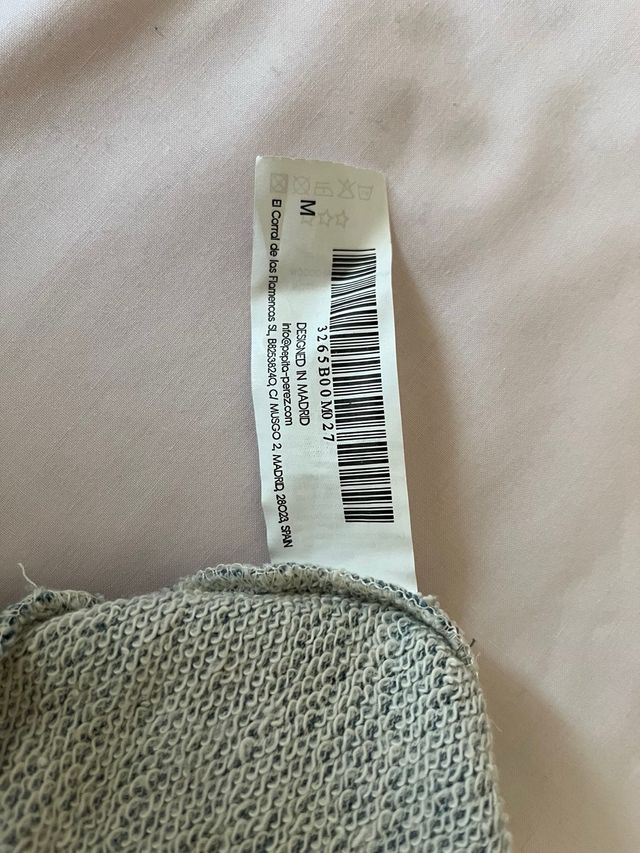 Camisola com aplicacao de renda com caveira