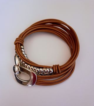 Pulsera cuero estilo Uno de 50.