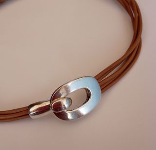 Pulsera cuero estilo Uno de 50.