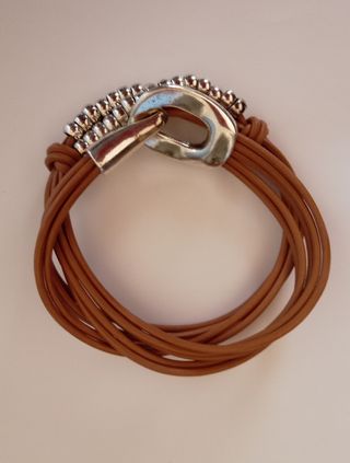 Pulsera cuero estilo Uno de 50.