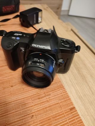 Cámara, objetivo y flash olympus