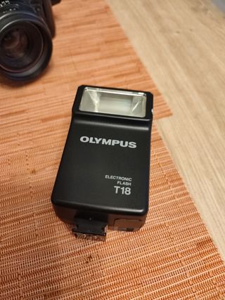 Cámara, objetivo y flash olympus